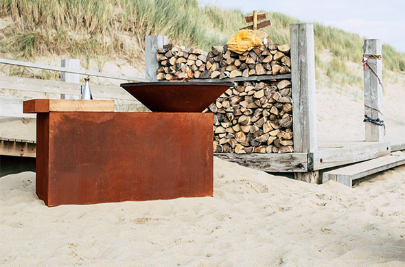 Brasero corten OFYR Island 100-100 sur le sable d'une plage