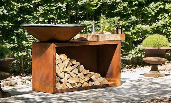 Brasero plancha OFYR Island 100-100 corten sur une terrasse