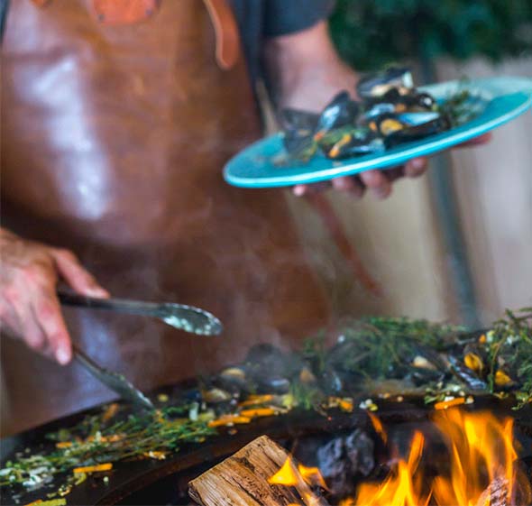 Cuissons polyvalentes, nombreuses et simultanées sur un brasero plancha OFYR