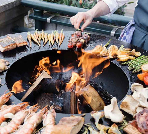 Cuissons polyvalentes, nombreuses et simultanées sur un brasero plancha OFYR