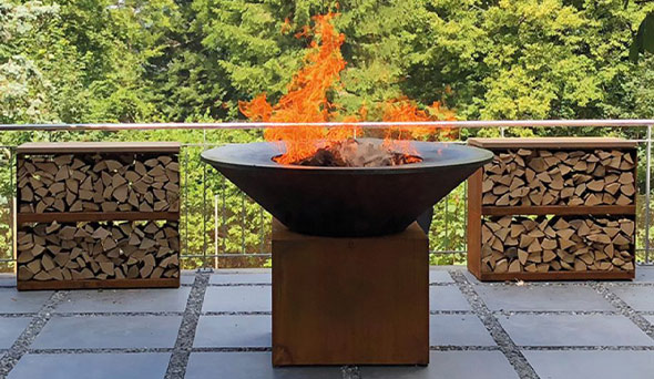 Brasero plancha OFYR XL en corten installé sur une terrasse