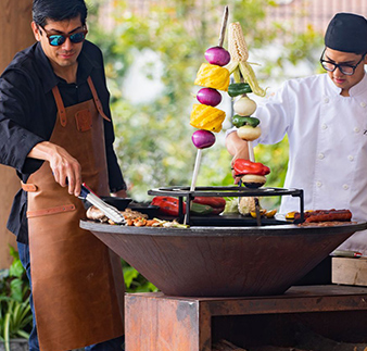 Cuisson verticale avec le support à brochettes des Accessoires Ofyr
