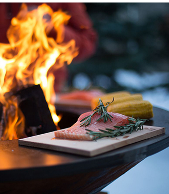 Cuisson originale du saumon sur planche de cèdre installé sur braséro Ofyr