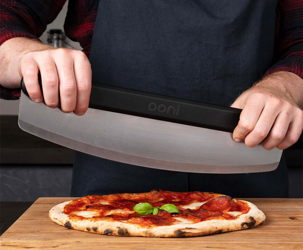 Couteau demi-lune 38 cm inox Ooni pour découper une pizza