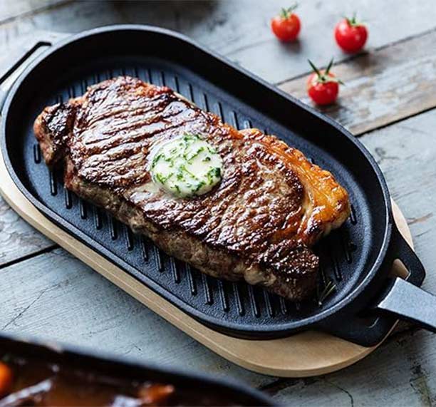 Cuisson d'aliments sur la poêle en fonte rainurée Ooni