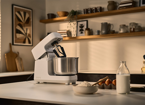 Ooni Halo Core Robot pétrin avec batteur dans une cuisine