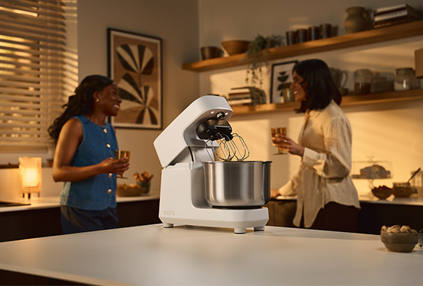 Robot pétrin à spirale Halo Core noir Ooni avec fouets posé sur un plan de travail