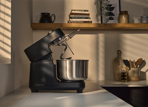 Ooni Halo Core Robot pétrin à spirale dans une cuisine