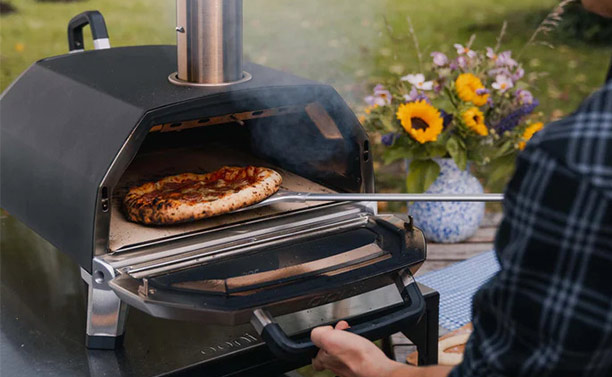 Cuisson pizza dans four à Karu Ooni