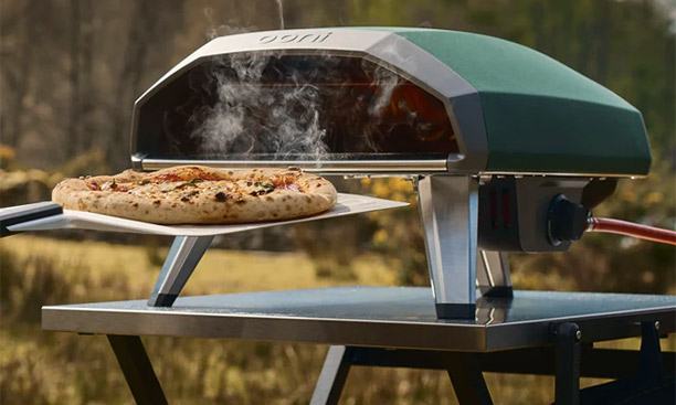Four à pizza gaz Koda 2 Vert Ooni posé sur une table extérieure