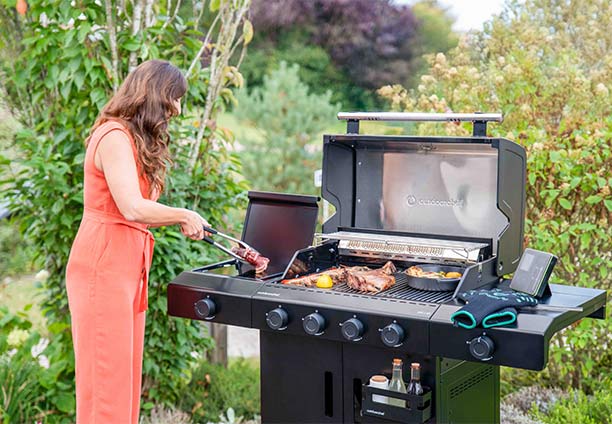 Cuisson d'aliments sur les grilles en fonte du barbecue gaz Heat-C 435 RB Outdoorchef