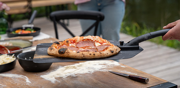 Pizza sur une pelle à pizza cuite au four Prismo 420 G Outdoorchef