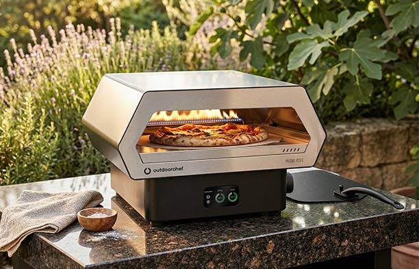 Four à pizza gaz Prismo 420 G Outdoorchef sur un plan de travail