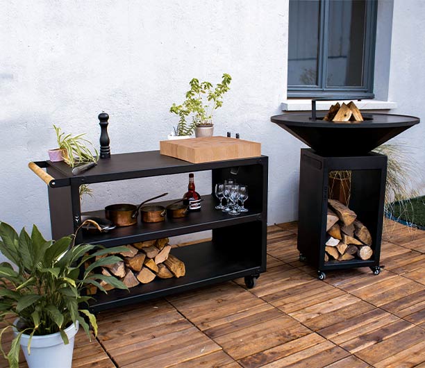 Desserte Pontaillac 120 en acier noir Oyat sur une terrasse en bois