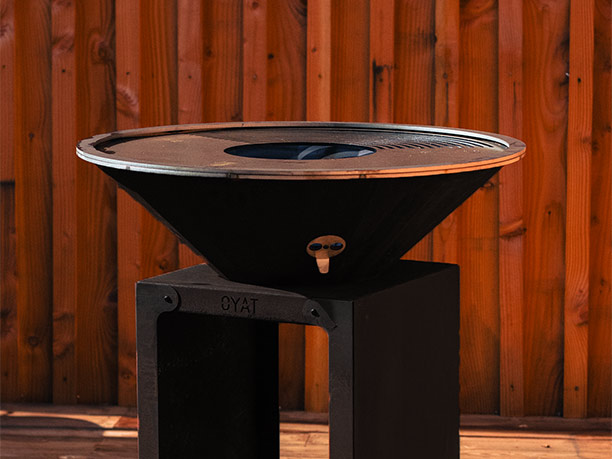 brasero plancha Oyat B.B.O 58 cm en acier noir sur une terrasse en bois