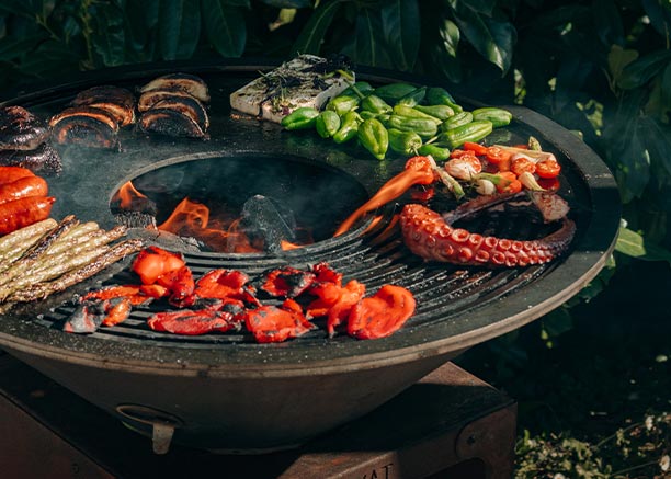 Cuisson d'aliments sur le B.B.O 58 cm en acier corten Oyat