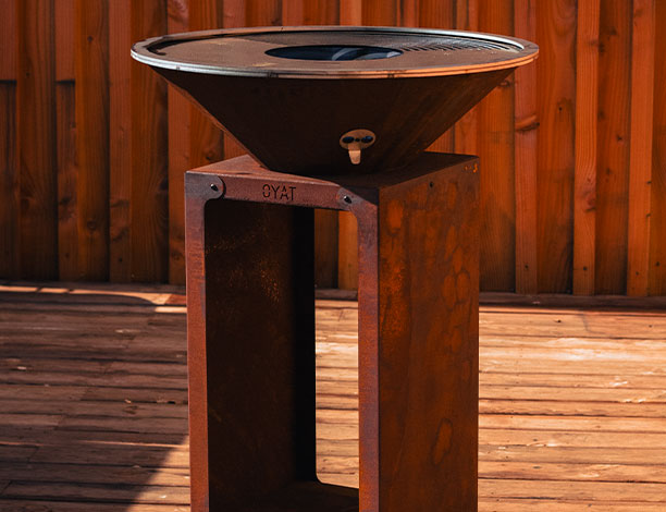 B.B.O 58 cm en corten Oyat sur une terrasse en bois