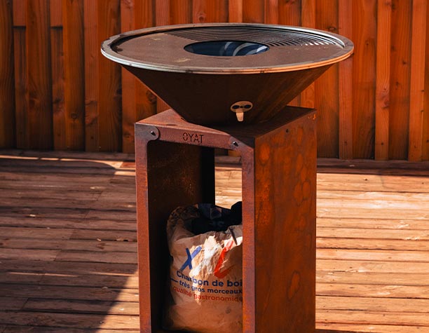 brasero B.B.O 68 en corten Oyat sur une terrasse en bois
