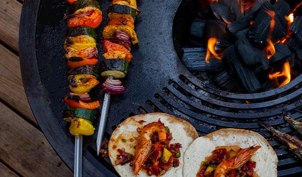 Zoom sur la cuisson d'aliments sur la plaque du brasero B.B.O 68 en corten