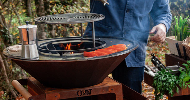 Cuisson sur la plaque en acier brut du brasero plancha B.B.O 78 Oyat
