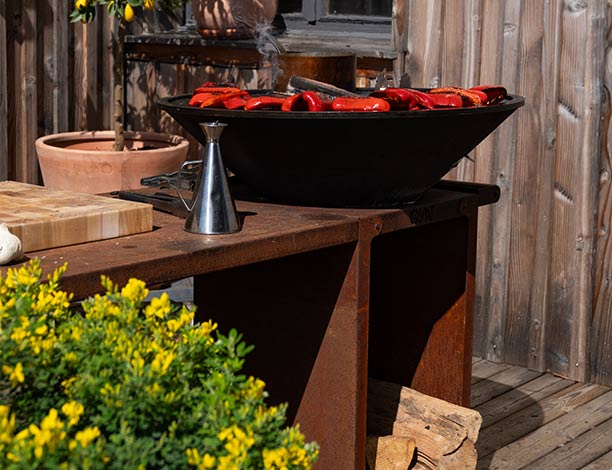 brasero plancha B.B.O 78 en corten Oyat sur une terrasse en bois