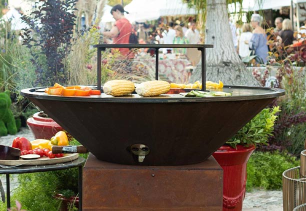 Cuisson d'aliments sur la plaque de cuisson du brasero plancha B.B.O 88 Oyat