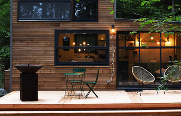Brasero plancha Origine 88 Oyat en acier corten sur une terrasse en bois