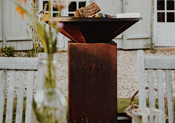 Brasero plancha Origine 88 Oyat en acier corten sur une terrasse