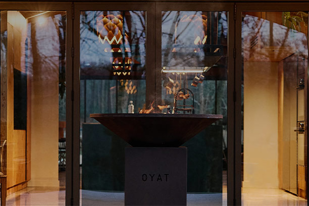 Brasero plancha Origine 98 Oyat en acier corten sur une terrasse