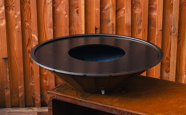 Zoom sur la plaque de cuisson du brasero plancha Pontaillac 88 corten Oyat