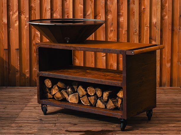Brasero plancha Pontaillac 88 Oyat en acier corten sur une terrasse en bois