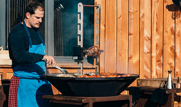 Préparation du repas sur le brasero plancha sur chariot Pontaillac PRO 98 cm corten Oyat