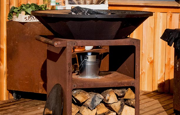 Brasero plancha sur chariot Pontaillac PRO 98 cm corten Oyat sur une terrasse en bois