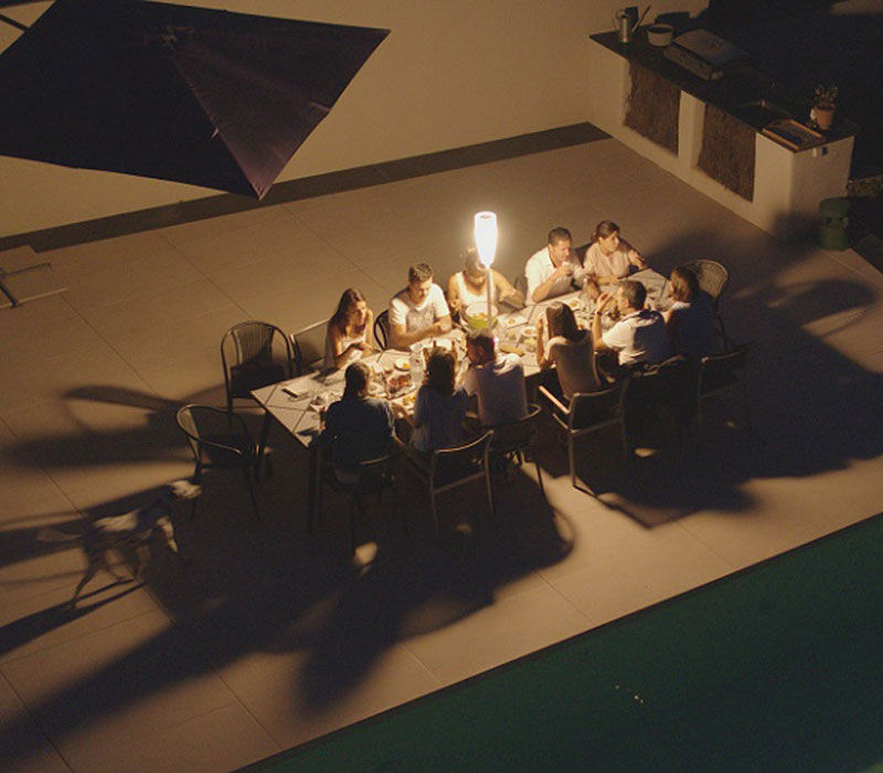 Dîner en terrasse illuminé par le lampadaire Paranocta sans fil