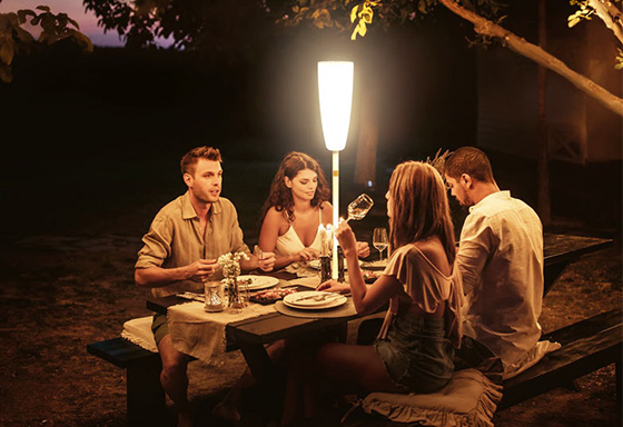 Dîner en terrasse illuminé par le lampadaire Paranocta sans fil