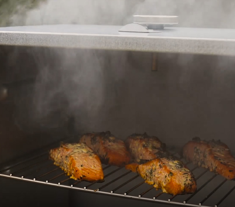 Fumage de pavés de saumon dans un fumoir en acier Peetz