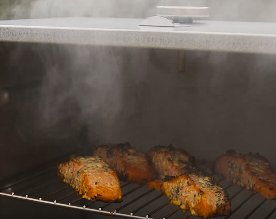 Fumage à chaud avec une résistance dans un fumoir en inox Peetz