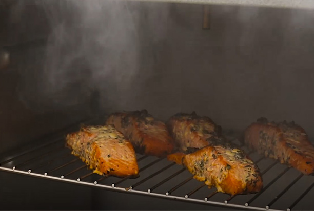 Fumage à chaud de saumon dans le fumoir en inox avec porte coulissante Peetz