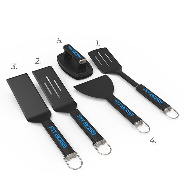 3 spatules, 1 racloire et une brosse Pit Boss pour plancha Ultimate