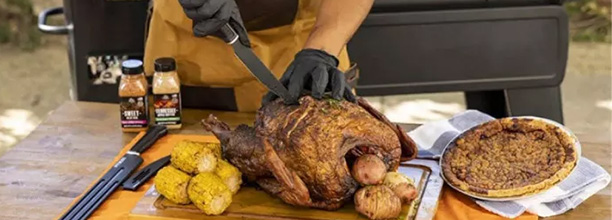 Découpe de viande avec les ustensiles Pit boss