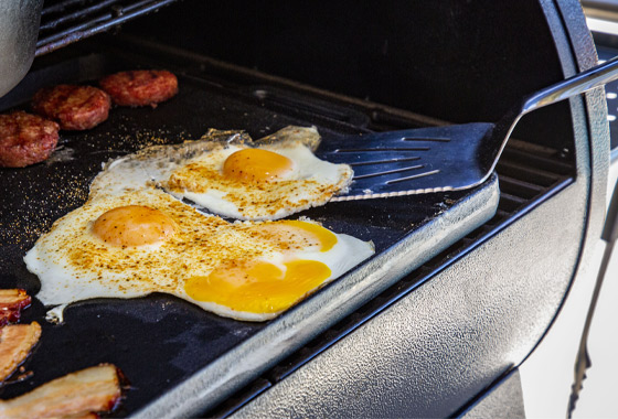 Plancha en fonte pour barbecue préparation petit dejeuner