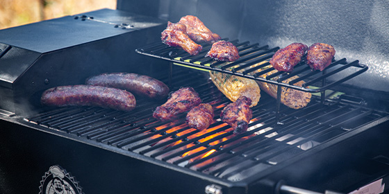 Zoom sur la surface de cuisson en fonte émaillée du barbecue