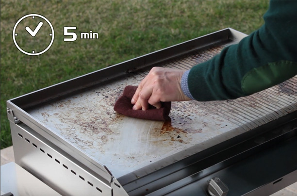 Démonstration d'utilisation du spray dégraissant sur une plancha