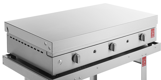 Cuisson sécurisée grâce au Capot de protection en inox sur Plancha Chef 80 Planet