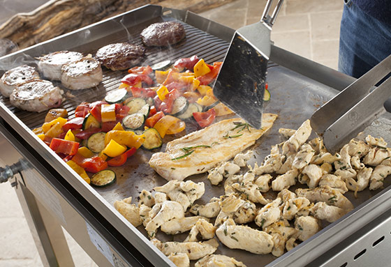 Cuisson simultanée d'aliments différents sur Plancha Planet Chef 80 à gaz et en inox