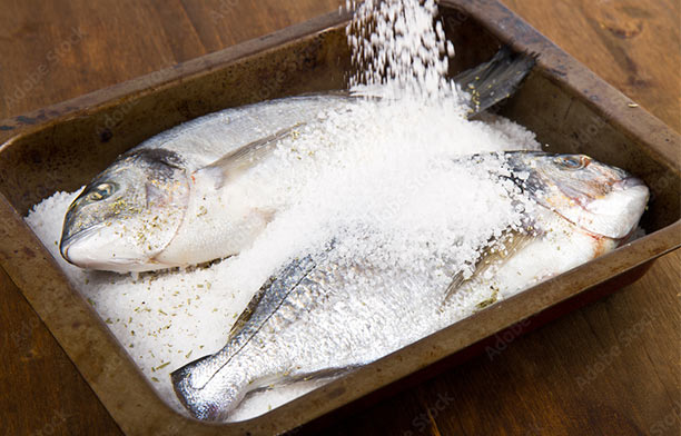 Salage à sec d'un poisson