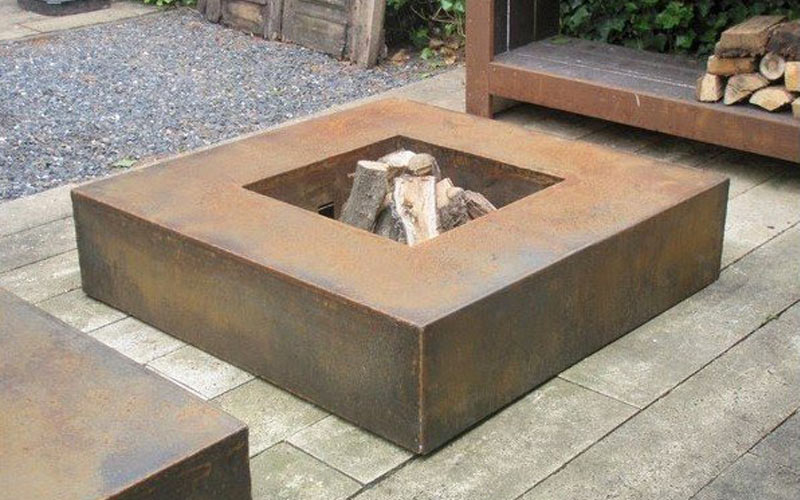 Brasero Corten posée sur une terrasse