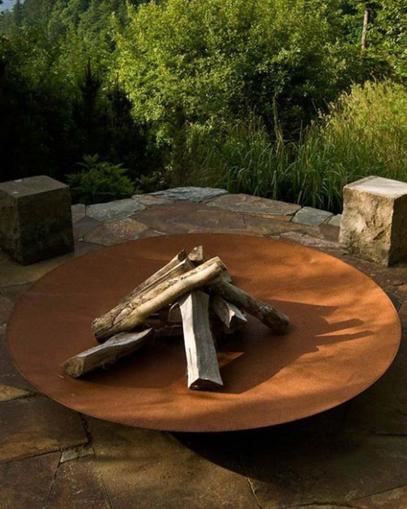 Brasero en acier corten diamètre 150 cm avec bûches de bois