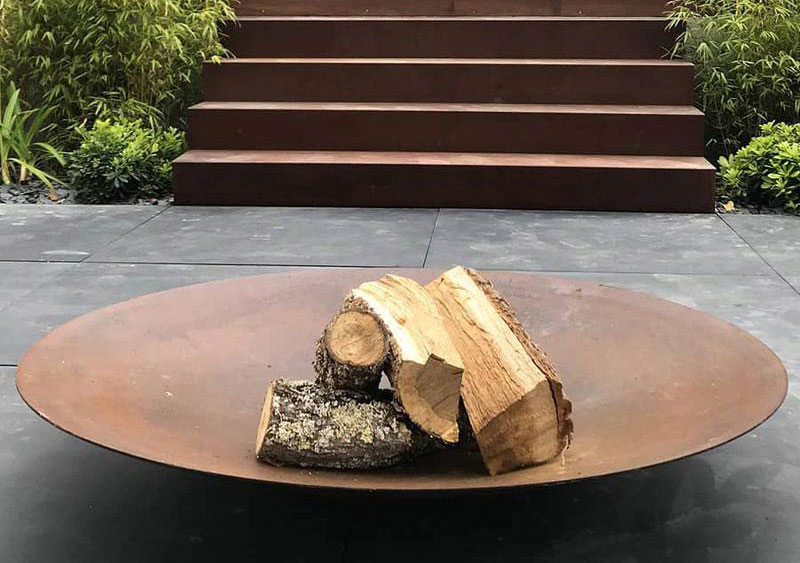 Brasero Corten posée sur une terrasse