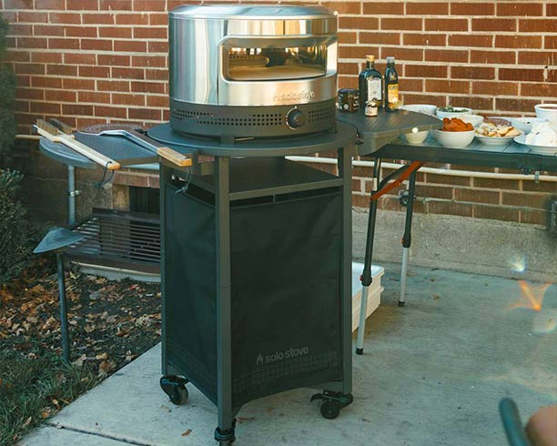 Chariot pour four à pizza Pi Prime Solo Stove sur une terrasse